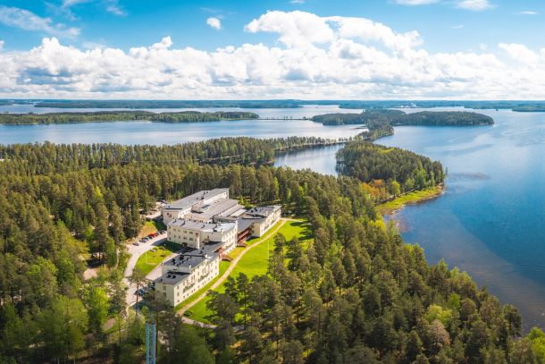 Verve Vakuutuskuntoutuksen yhteistyökumppani Kruunupuisto sijaitsee Punkaharjulla hulppeissa maisemissa. Kuva: Jussi Silvennoinen