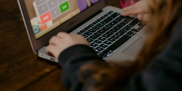 Vakuutuskuntoutuksen uraohjaus. Opiskelija kannettavan tietokoneen ääressä.